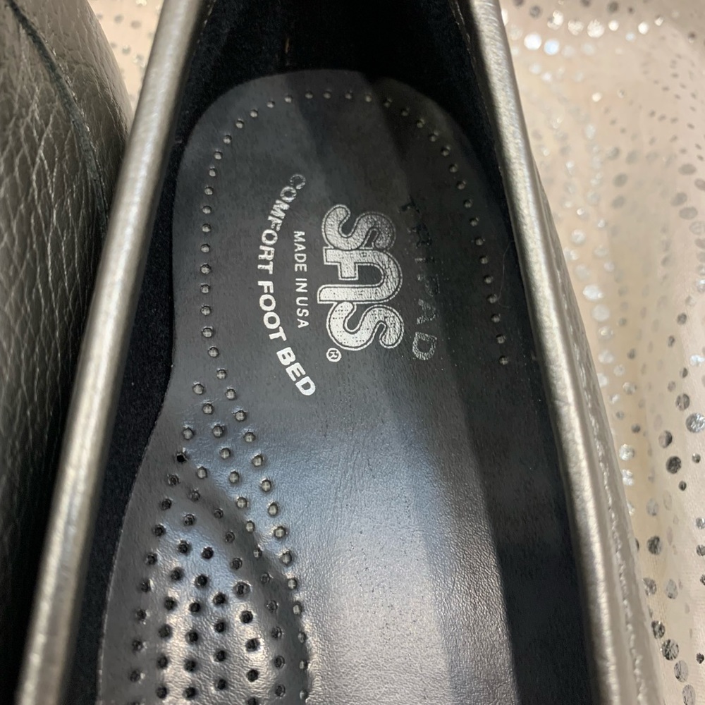 Nwot Silver Metallic Loafers - image 4